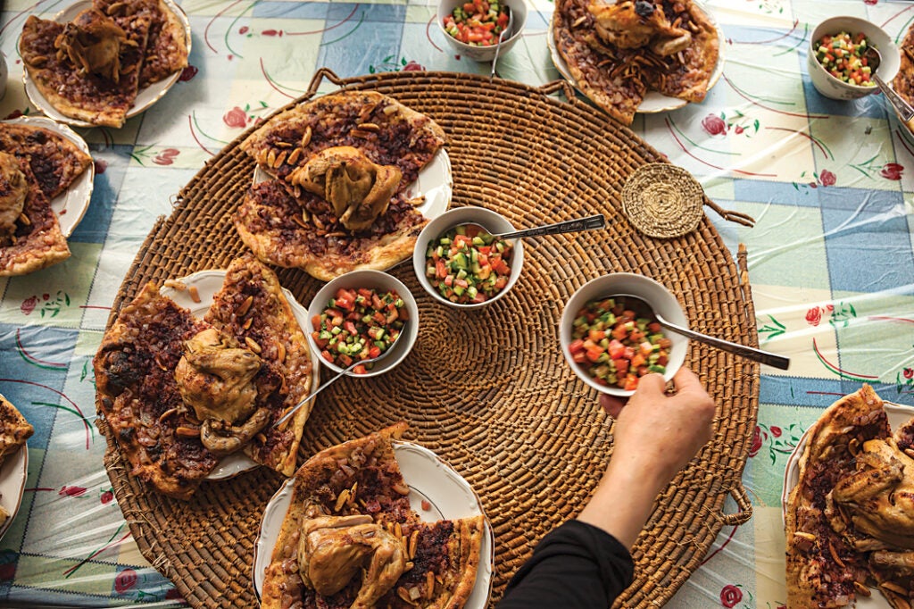 Pollo frito con cebollas y panes planos de zumaque (Msahan)