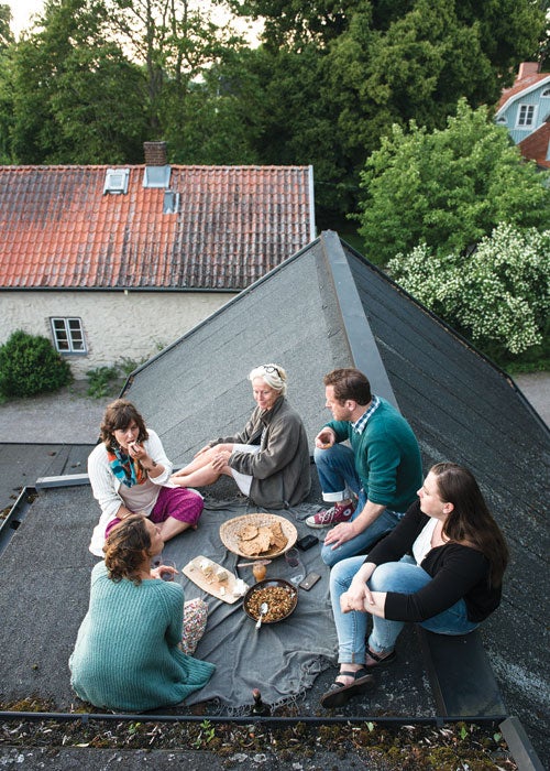 httpswww.saveur.comsitessaveur.comfilesimport20142014-05gallery-midsummers-dream-sweden-family-picnic-roof-500×700-i166.jpg