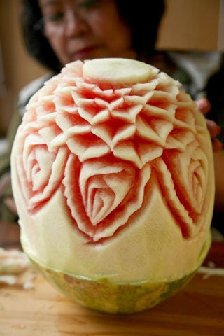 httpswww.saveur.comsitessaveur.comfilesimport2008images2008-07634-thai_watermelon_carving_14_480.jpg