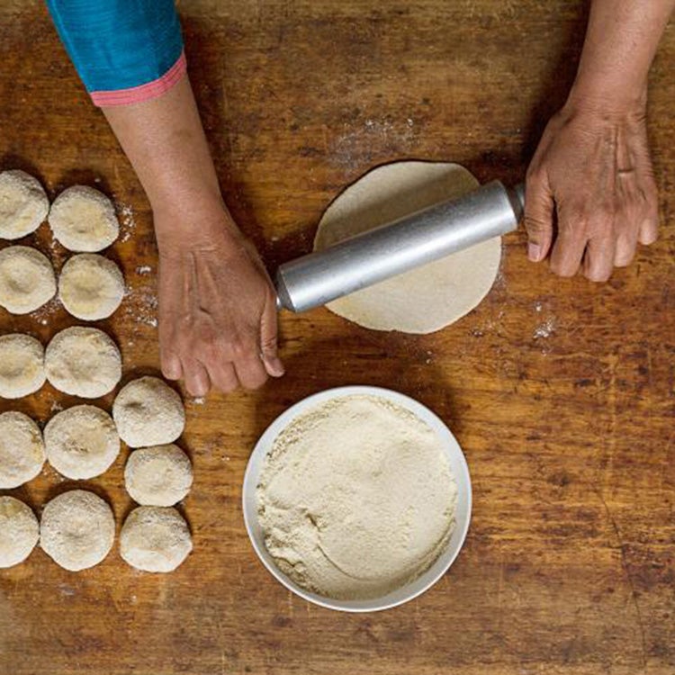 httpswww.saveur.comsitessaveur.comfilesimport20142014-08gallery_india-chapati-how-to-rolling_750x750.jpg