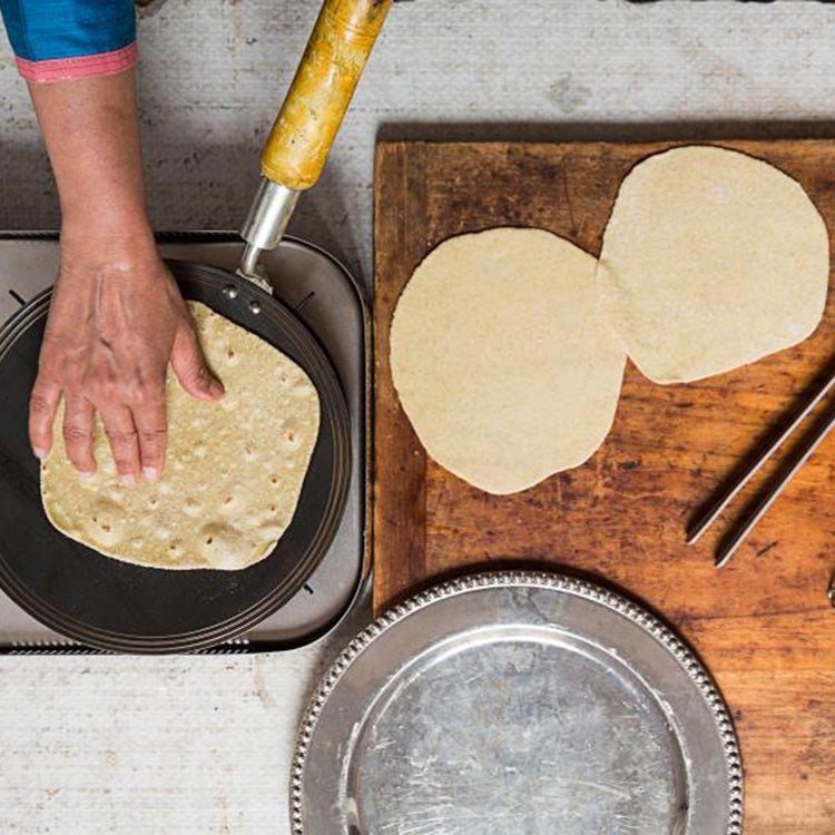 httpswww.saveur.comsitessaveur.comfilesimport20142014-08gallery_india-chapatis-how-to-tawa_750x750.jpg