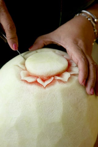 httpswww.saveur.comsitessaveur.comfilesimport2008images2008-07634-thai_watermelon_carving_8_480.jpg