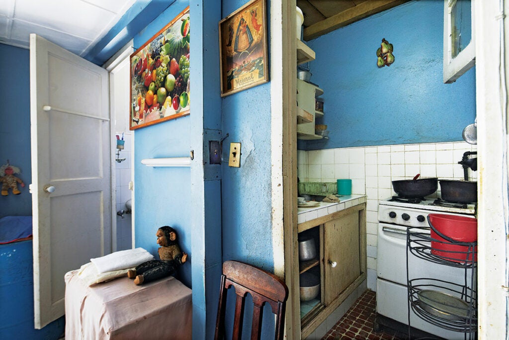 httpswww.saveur.comsitessaveur.comfilesimport2013images2013-027-SAV154-Gallery-Havana-Kitchen-5-1200×800.jpg