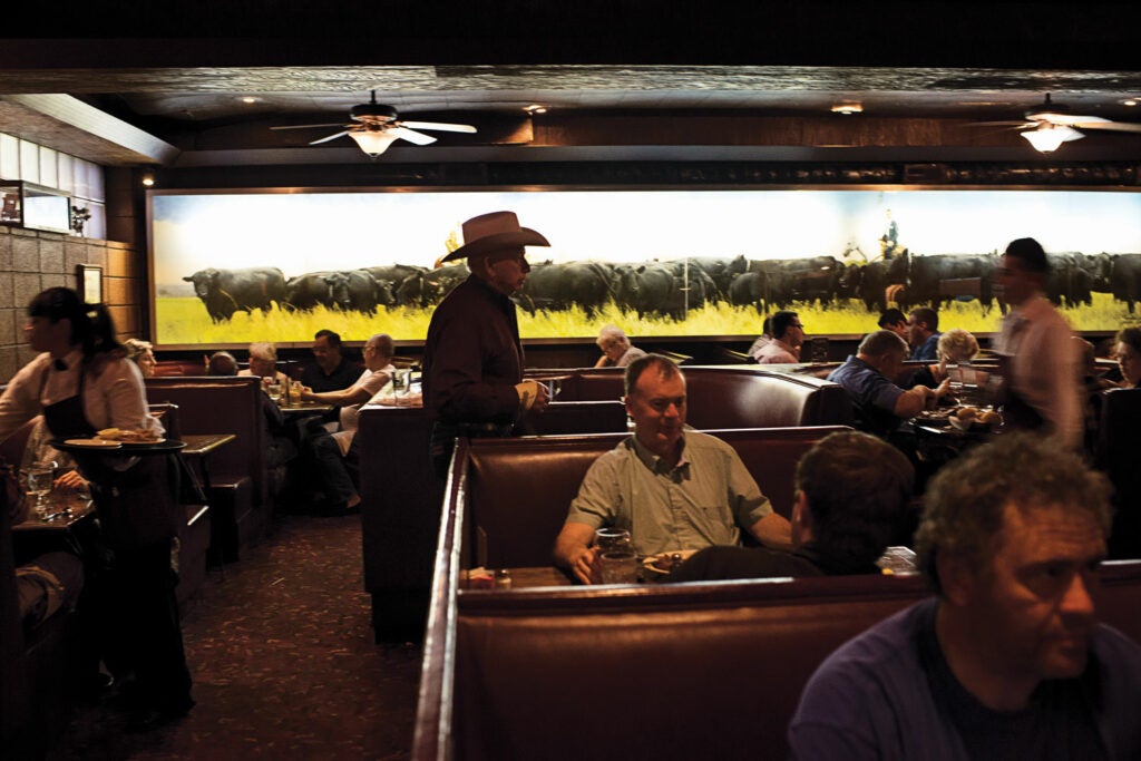 httpswww.saveur.comsitessaveur.comfilesimport2013images2013-077-oklahoma_cattlemens-steakhouse-interior_1500x1000.jpg