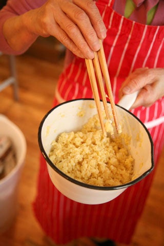 making scrambled eggs with chopsticks