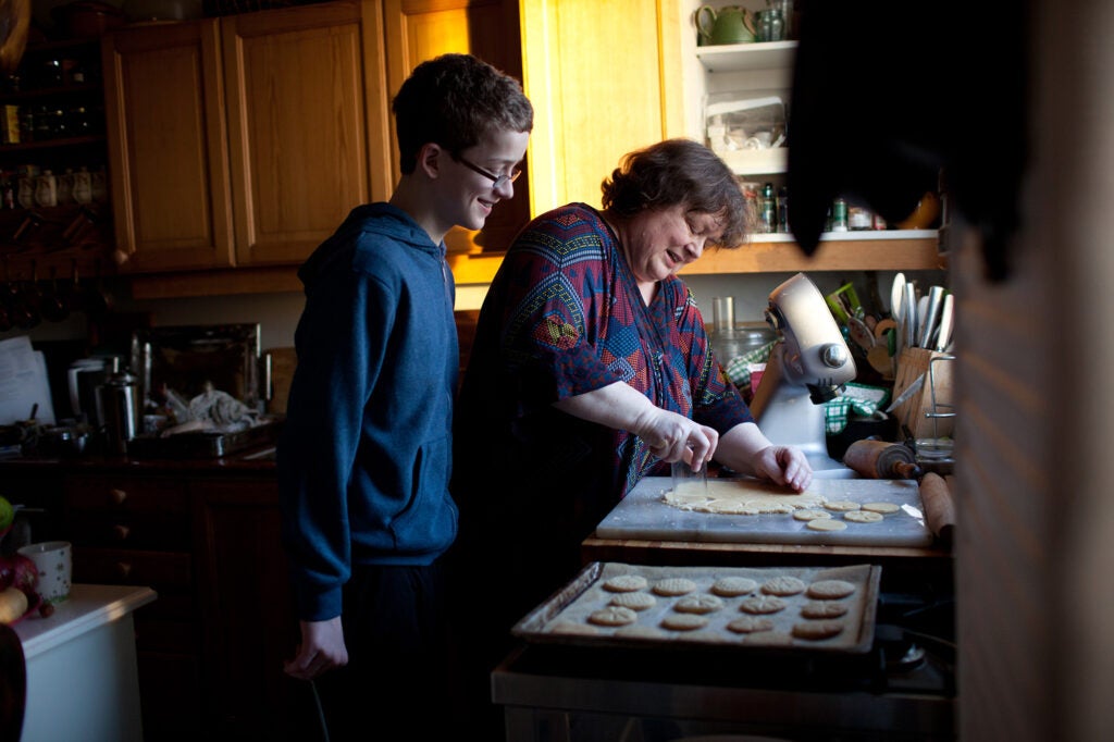Family prepares cookies for Þorláksmessa