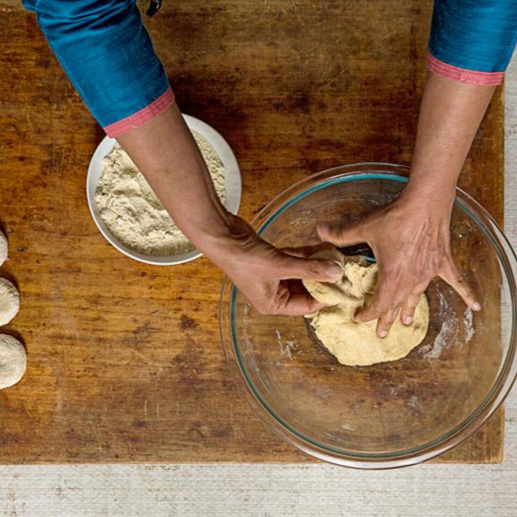 httpswww.saveur.comsitessaveur.comfilesimport20142014-08gallery_india-chapatis-how-to-rolling_750x750.jpg
