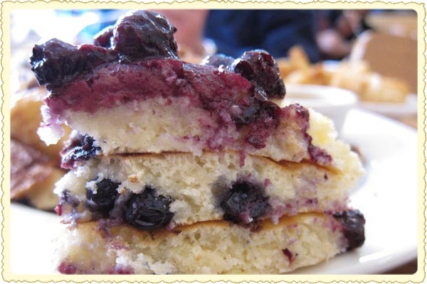 httpswww.saveur.comsitessaveur.comfilesimport2011images2011-017-blueberry-pancakes-600×400.JPG