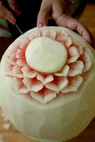 httpswww.saveur.comsitessaveur.comfilesimport2008images2008-07634-thai_watermelon_carving_9_480.jpg